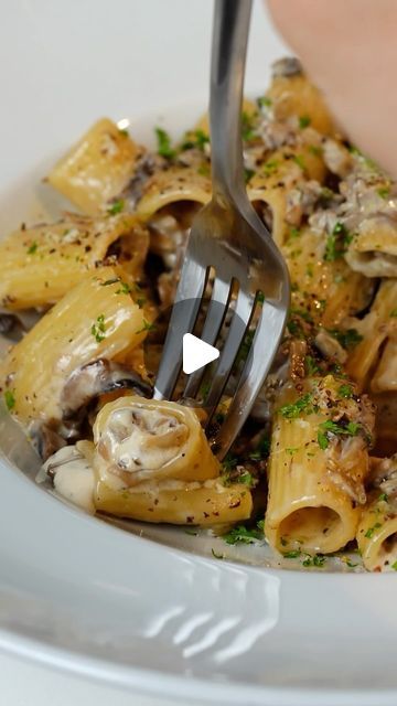 Alfredo Rigatoni, Mushroom Alfredo, Rigatoni Recipes, Rigatoni Pasta, Cozy Dinner, Healthy Food Facts, Mushroom Pasta, Pasta Salads, Creamy Mushrooms