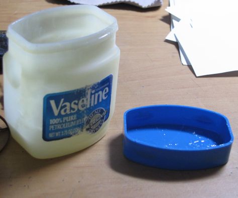 Remove Scratches from a CD/DVD with Vaseline (Petroleum Jelly) Fix Scratched Glasses, Cleaning Eye Glasses, Scratched Glasses, Vaseline Petroleum Jelly, Homemade Cleaning Solutions, Petroleum Jelly, Sweet Pickles, Household Cleaning Tips, Cd Dvd