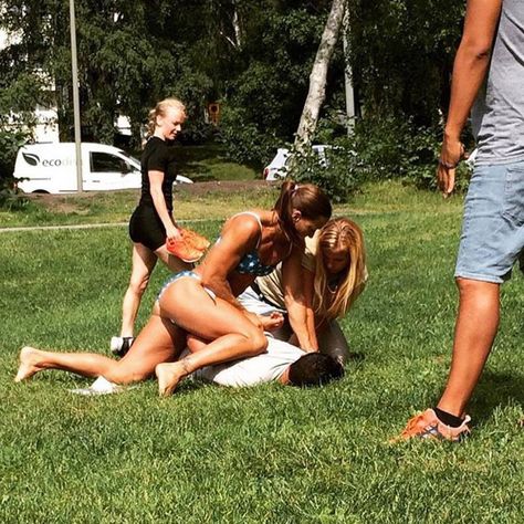 Badass Swedish Cop Takes Down Pickpocket While Sunbathing Swedish Police, Female Police Officers, Mixed Wrestling, Police Women, Off Duty, Police Officer, Pisa, Strong Women, Crossfit