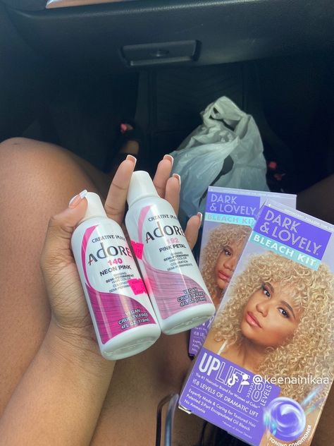 Pink Hair Dye Black Women, Hairdye Ideas For Black Women, Hair Dye Products, Hair Dye Combos, Pink Highlights On 4c Hair, Afro With Pink Highlights, Cute Hair Color Ideas, Honey Blonde And Pink Hair, Hair Color Ideas Pink