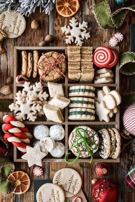 Cookie Box Ideas, Present Wrapping Ideas, Christmas Wreath Cookies, Christmas Cookie Boxes, Spice Sugar Cookies, Chewy Gingerbread Cookies, Fourth Of July Cakes, Iced Oatmeal Cookies, Christmas Cookie Box