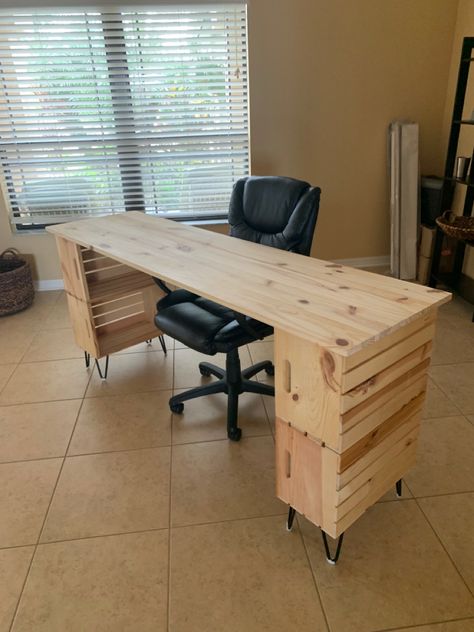 Pallet Desk Diy, Crate Desk Diy, Diy Crate Desk Ideas, Wood Crate Desk, Wooden Crate Desk, Pallet Office Desk, Pallet Wood Desk Diy, Pallet Desk Diy Home Office, Wooden Crates Desk