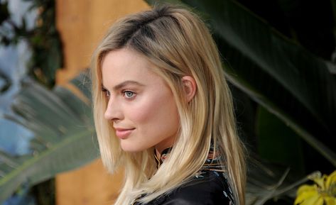 Buttery blonde with dark roots Regrowth Blonde Dark Roots, Blonde Hair Dark Roots, Margot Robbie Red Carpet, Blonde Dark Roots, Blonde With Dark, Buttery Blonde, Blonde With Dark Roots, Dark Roots Blonde Hair, Fuller Hair