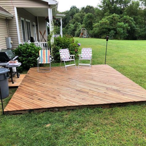 Patio Ground Ideas On A Budget, Pallet Floating Deck, Renter Friendly Deck, Diy Cheap Patio Floor, Diy Wood Patio Deck, Diy Patio On A Budget, Rental Yard Ideas, Easy Diy Patio On A Budget, Temporary Deck For Renters