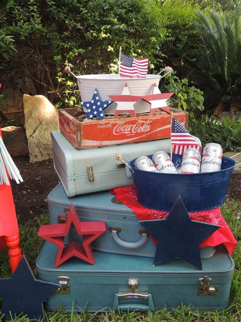 4th of July with a Vintage touch | CatchMyParty.com American Theme Party, Fourth Of July Pool Party, Vintage Fourth Of July, American Themed Party, 4th Of July Party Ideas, Bday Decor, American Theme, Patriots Day, Blue Pool