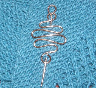 How to Make Scarf or Shawl Pins Tutorials - The Beading Gem's Journal Pin Tutorial, Diy Shawl, Pin Diy, Wrapping Tutorial, Bijoux Fil Aluminium, Shawl Pin, Scarf Pin, Shawl Pins, Wire Work Jewelry