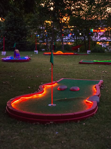 Glow Mini Golf, Mini Golf Business, Diy Indoor Mini Golf, Homemade Mini Golf Course, Diy Crazy Golf, Mini Golf Course Diy, Wedding Mini Golf, Mini Golf Ideas, Mini Golf Aesthetic