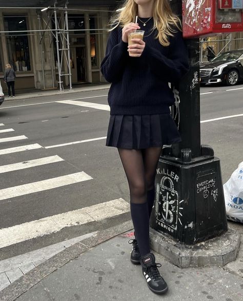 Brandy Skirt, Sixth Form Outfits, Brandy Melville Outfits, Pleated Skirt Outfit, Skirt Outfits Fall, Estilo Indie, Skandinavian Fashion, Chique Outfits, Black Pleated Skirt