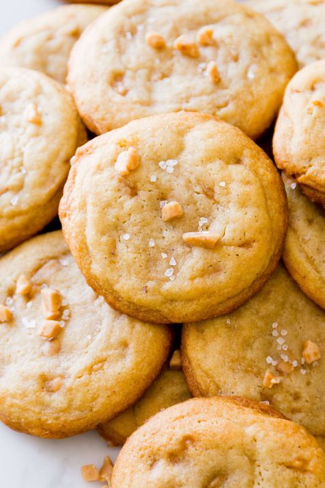 You've Never Tasted Anything Like These Salted Vanilla Toffee Cookies  - Delish.com Toffee Cookies Recipe, Toffee Cookie Recipe, Salted Toffee, Toffee Cookies, Sweet Cooking, Cookie Cups, Awesome Food, Betty Crocker, Cookie Monster