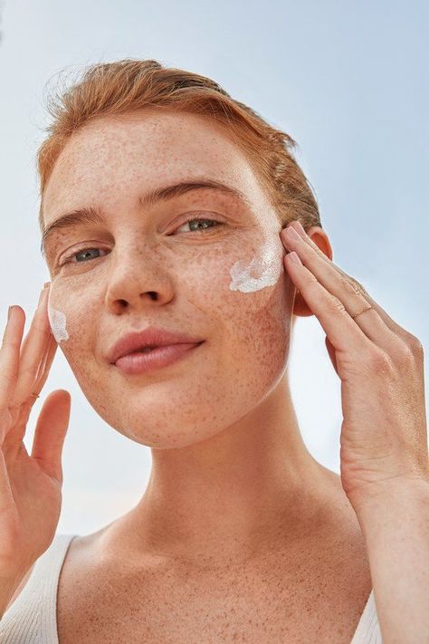 Switch to certified organic, mineral-based SPF30 sunscreen for all-day, broad-spectrum protection without the white cast – your skin will thank you! Suncream Face Photography, Face Cream Photography, Store Moodboard, Freckles Beauty, Summer Cosmetic, Trinny London, Shoot Moodboard, Skincare Sephora, Best Spf