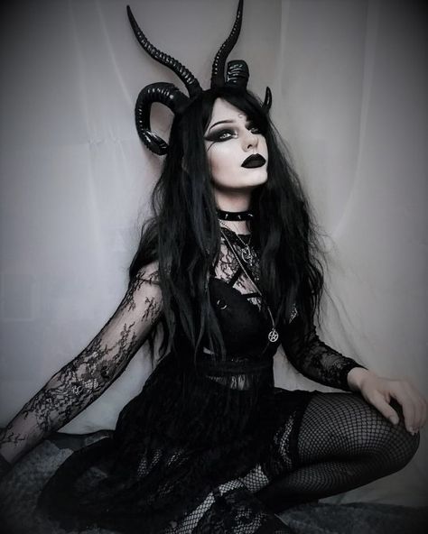 Horn Costume Women, Baphomet Costume Woman, Baphomet Halloween Costume, Black Demon Costume, Succubus Costume, Lilith Cosplay, Horns Headpiece, Satanic Ritual, Horns Costume