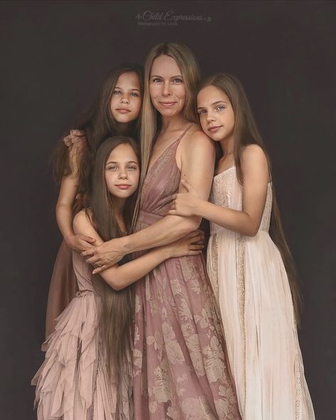 Mother And 3 Daughters Photography, Mother Daughter Photography Poses, Mother Daughter Poses, Generations Photography, Daughter Photo Ideas, Daughter Photoshoot, Mother Daughter Photoshoot, Vogue Photography, Sisters Photoshoot Poses