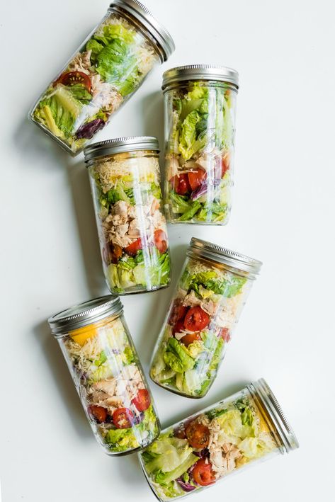 Chicken Caesar Salad in a Jar Board - Reluctant Entertainer Salad Mason Jar, Salads Easy, Delicious Salad Recipes, Chicken Caesar Salad Recipe, Mason Jar Recipe, Salad Jar Recipe, Jar Salad, Mason Jar Salad Recipes, Salad Recipes Healthy Easy