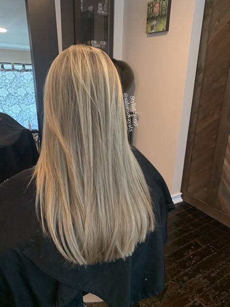 Soft Layers On Long Hair, Straightened Blonde Hair, Scandinavian Blonde Hairline, Light Layered Hair, Thinned Out Haircut Thick Hair, Haircut Without Layers, Blonde Highlights Straight Hair, Unstyled Layered Hair, Blond Straight Hair