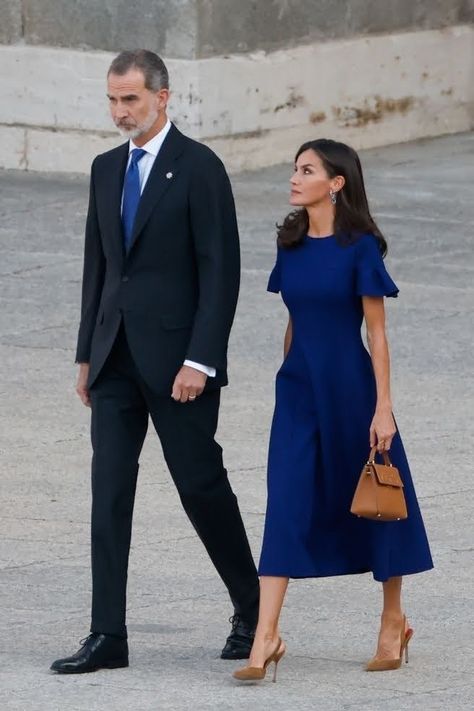 Queen Letizia Outfits, Aesthetic Marriage, Royal Outfits Classy, Slingback Heels Outfit, Queen Letizia Style, Look Working Girl, Business Dress Women, Spain Aesthetic, Queen Outfit