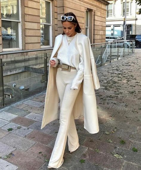 @perfect_fashion_styling • Instagram photos and videos Outfit Graduacion, White Coat Outfit, Knit Trousers, Perfect Coat, Self Made, Coat Outfits, Looks Style, Winter Fashion Outfits, Elegant Outfit