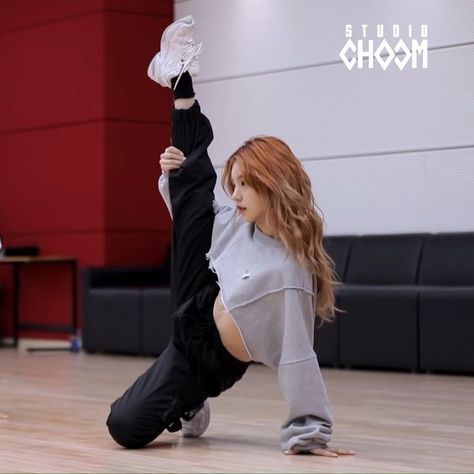 🍷 Yeji Dance Practice Outfit, Kpop Dance Practice Aesthetic, Yeji Dance Practice, Dancer Aesthetic Kpop, Dance Hip Hop Aesthetic, Dance Aesthetic Kpop, Kpop Dance Aesthetic, Dance Practice Outfits Aesthetic, Street Dance Aesthetic