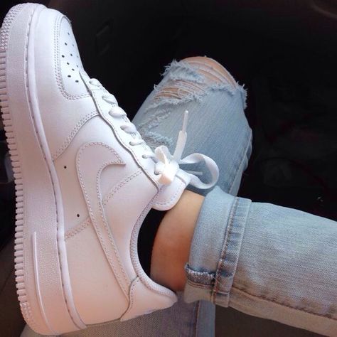 Big soul. Sneaker Trend, Sneaker Outfits, Nike Air Force One, Hipster Grunge, Air Force One, Boots Cowboy, Legging Outfits, Nike Air Force Ones, Nike Free Shoes