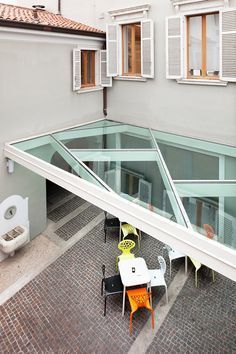 This is a small glass roof covering the outdoor space of a bar into a courtyrad. Glass Roof For Balcony, Roof Covering Ideas, Decorate House, Canopy Glass, Roof Work, Gate Designs, Romantic Bed, Backyard Canopy, Door Canopy