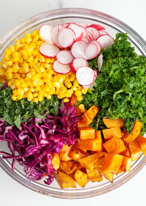 Vegan Rainbow Salad Rainbow Quinoa Salad, Rainbow Diet, Colorful Salad, Vegetable Stock Cubes, Rainbow Salad, Pickled Cabbage, Vegan Salads, Recipes From Around The World, Vegan Salad Recipes