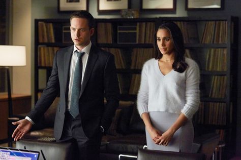 Cropped Sweaters Can Be Work-Friendly If Worn With a Long Skirt Outfit Jupe, Meghan Markle Suits, Mike And Rachel, Donna Paulsen, Sarah Rafferty, Suits Usa, Gina Torres, Suits Tv Shows, Suits Tv