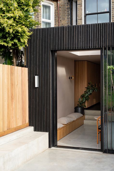 A Victorian Home with A Modern Extension and Tiny Japanese-Style Courtyard — THE NORDROOM Japanese Courtyard, Sas Entree, Victorian Terrace House, Rustic Apartment, Victorian Townhouse, Modern Extension, Townhouse Designs, House Extension Design, Extension Designs