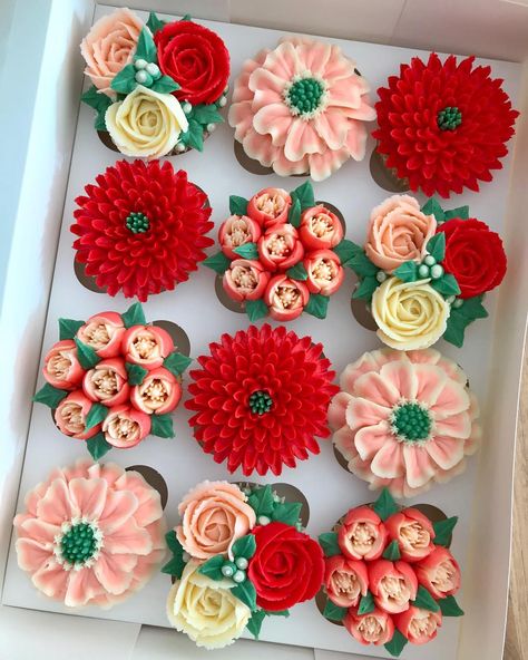 Kerry’s Bouqcakes on Instagram: “Pinks and reds 💕❤️💕❤️💕❤️💕 #kerrysbouqcakes  Now making a bouquet to match this pretty box ☺️❤️” Cupcakes Flores, Cupcake Flower, Cupcake Piping, Cupcakes Design, Frosting Flowers, Mothers Day Cupcakes, Cupcake Bouquets, Cupcake Cake Designs, Buttercream Cupcakes