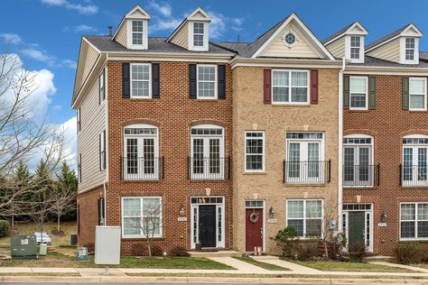 Perfectly located in Ashburn’s Goose Creek Village this end unit townhome presents itself excellently to a buyer wanting to be right by all the action. 3 bedrooms, 3.5 baths and meticulously maintained. Listed by The Casey Samson Team, a Wall Street Journal Top Team in Northern Virginia. Virginia Townhouse, Virginia Suburbs, Old Town Virginia, Backyard Garden Landscaping, Minimalist Living Room Furniture, Historic Townhouse, Pound Money, Small Town Buildings Main Street, Ashburn Virginia