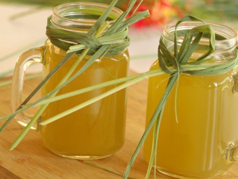 Lemongrass tea in two jars on a table Lemon Grass Tea, Lemongrass Recipes, Boil Lemons, Lemongrass Tea, Summer Harvest, Natural Healing Remedies, Garden Recipes, Dinner Is Served, How To Make Tea