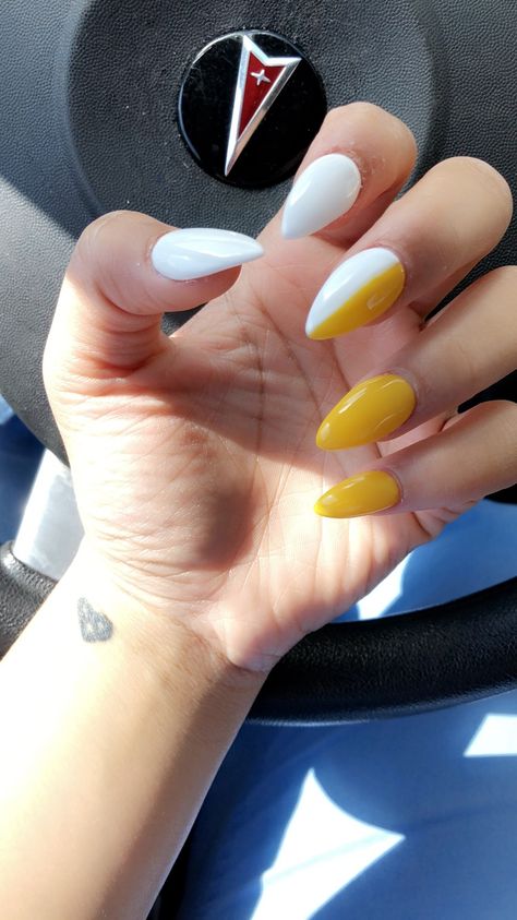 Nails Almond Yellow, Coffin Acrylic Nails Design, Nails Design Almond, Nails Ideas Almond, Two Color Nails, Acrylic Nails Design, Coffin Halloween, Scary Nails, Split Nails