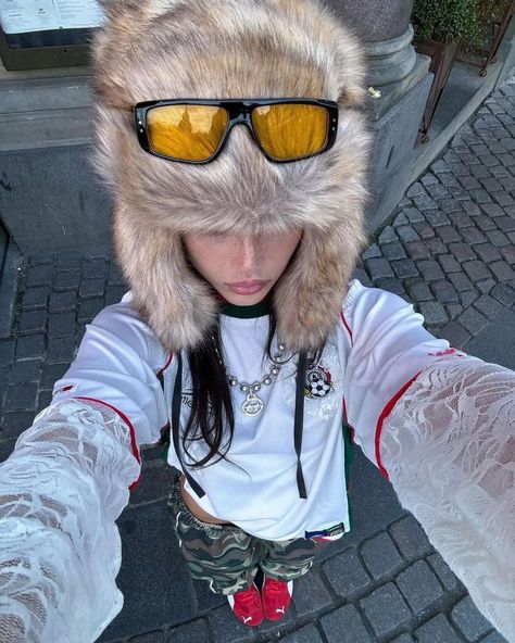 Trapper Hat Outfit, Fur Hat Outfit, Rainy Outfit, London Streetwear, Puma Speedcat, Weather Snow, Cool Streetwear, It Girls, Fits Clothes