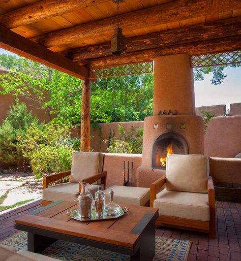 15 Welcoming Southwestern Porch Designs To Inspire You Southwest Outdoor Kitchen, Southwest Patio Decor, Southwestern Outdoor Patio, Southwest Patio Ideas, Southwest Patio, Southwest Architecture, Southwest Kitchen, Santa Fe House, Adobe Houses