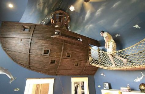 Vos enfants sont tour à tour des pirates, des astronautes, des capitaines au long cours, ou encore des Indiana Jones en herbe, alors réalisez une chambre qui leur ressemble. Ces 20 idées vont cartonner auprès de vos bambins. Pirate Ship Bedroom, Underwater Bedroom, Clever Halloween, Feminine Home Offices, Cool Kids Bedrooms, Unique Chair, Nate Berkus, Cozy Nook, Pirate Ship