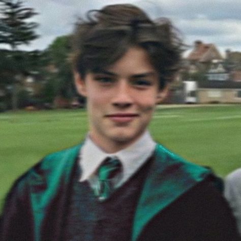 Louis Partridge Slytherin, Enzo Slytherin Boys, Lorenzo Berkshire Icon, Louis Partridge Harry Potter, Lorenzo Berkshire X Yn, Slytherin Boys Aesthetic, Multi Fandom Pfp, Enzo Berkshire, Slytherin Uniform