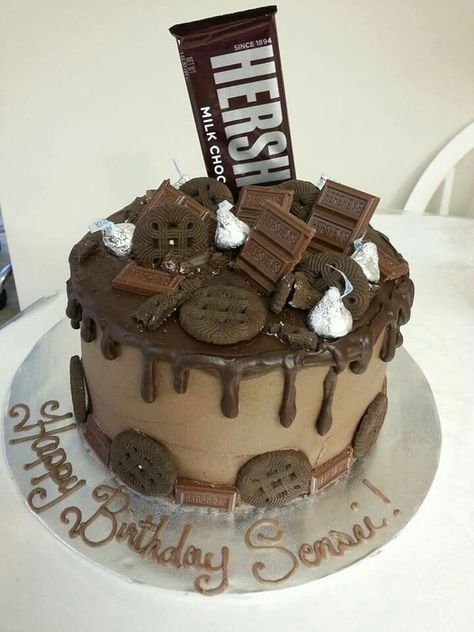 Hershey 's lovers chocolate cake Hersheys Chocolate Cake, Oreos Cake, Hershey Chocolate Cakes, Hershey Candy Bars, Chocolate Party, Birthday Cake Chocolate, Marvel Photo, Hershey Chocolate, 11th Birthday