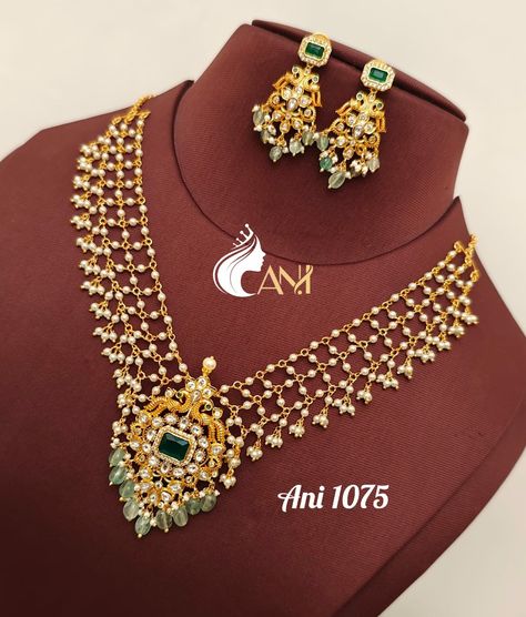 Elegant Gold Necklace, Pretty Gold Necklaces, Knot Embroidery, Sarees Banarasi, Embroidery Sarees, Tussar Silk Sarees, French Knot Embroidery, Neck Pieces Jewelry, Gold Pearl Jewelry