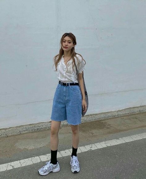 Long Shorts Outfits Aesthetic, Bermuda Shorts Outfit Summer, Short Outfits Korean, Long Shorts Outfits Women, Denim Bermuda Shorts Outfit, Long Denim Shorts Outfit, Japan Summer Outfit, Normcore Outfits, Japan Outfits