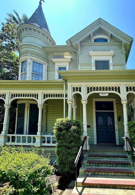 1891 Queen Anne Victorian For Sale in Merced, California - OldHouses.com California Victorian House, Victorian Style Farmhouse, Victorian House Restoration, New England Victorian House, Victorian House Interior Design, Victorian Homes Interior Living Room, Small Victorian Homes, Victorian House Exterior, Victorian Houses For Sale