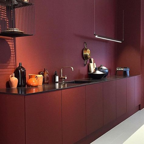 monotone kitchen in dark red with black accents ...via Studio J. Interiors Dekorasi Kamar Tidur, Trendy Living Rooms, Farmhouse Lighting, Trendy Kitchen, Trendy Home, Furniture Removal, Stairs Design, Modern Room, Contemporary Lighting