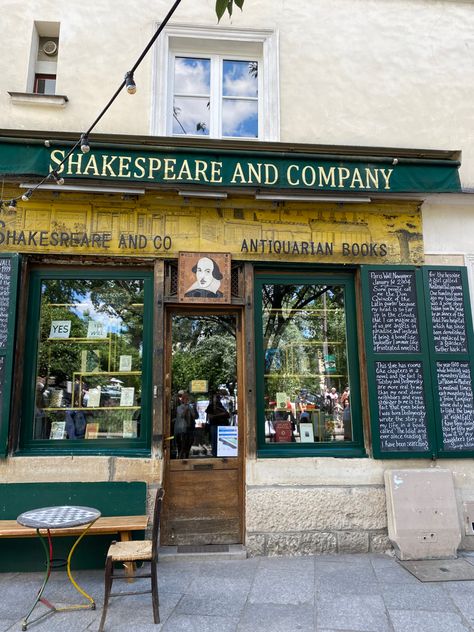 Ruby Granger, Shakespeare And Co, Lollapalooza Paris, Downtown Aesthetic, Paris Rooftops, Seine River, Shakespeare And Company, Notre Dame Cathedral, Paris Trip