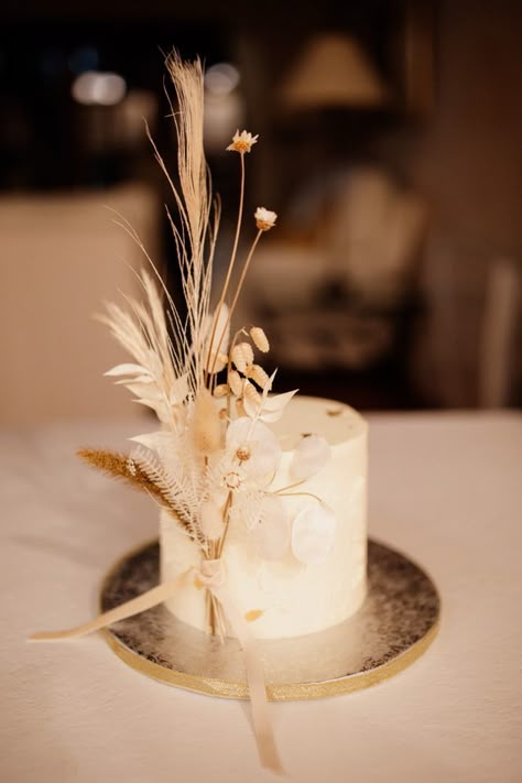 Wedding cake Tenerife, Licandro Weddings wedding planners in Tenerife Simple Boho Cake, Wedding Cake Bohemian Style, Boho Cake Pops, Boho Style Cake, Bolo Boho, Bohemian Cake, Bohemian Wedding Cake, Wheat Wedding, 90th Birthday Cakes