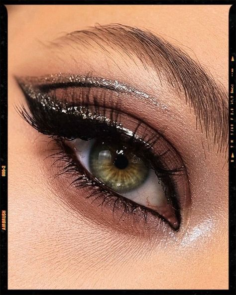 Silver Eyeliner Ideas, Gray And Black Makeup, Fancy Black Makeup, Prom Makeup Black And Silver, Makeup Ideas Black And White, Silver And Black Eyeliner, Black And White Festival Makeup, Black Simple Makeup Looks, Prom Graphic Liner