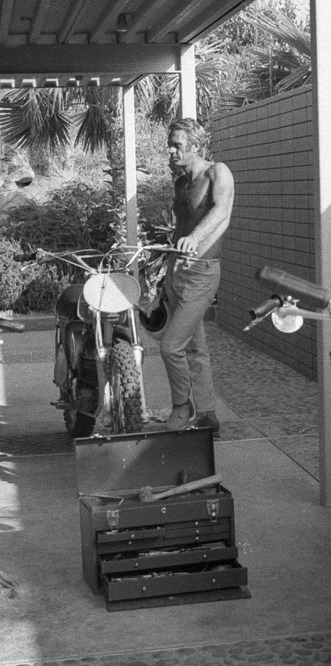 Steve Mcqueen Motorcycle, Steve Mcqueen Cars, Steve Mcqueen Style, Tommy Cooper, Steven Mcqueen, Steve Mc, Mc Queen, Movie Magazine, Steve Mcqueen