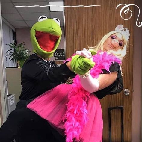 Miss Piggy Costume, Piggy Costume, Frog Prince, Miss Piggy, Trunk Or Treat, Diy Valentines Gifts, Couples Costumes, Valentines Diy, Halloween Costume Ideas