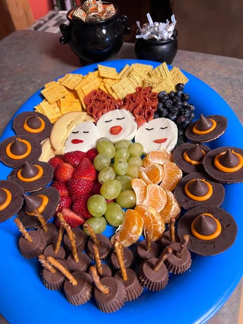 Hocus Pocus Sleepover Ideas, Hocus Pocus Gender Reveal Ideas, Hocus Pocus Food Ideas, Hocus Pocus Food, Halloween Food Hacks, Hocus Pocus Charcuterie Board, Hocus Pocus Charcuterie, Halloween Work Party, Movie Treats