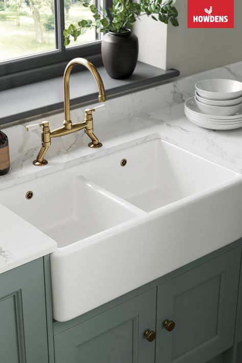 Elevate your kitchen with Howdens Winterburn Double Butler Kitchen Sink. When it comes to kitchen sink ideas, this double sink offers both functionality and a touch of traditional elegance. Pair this double kitchen sink with brushed brass kitchen hardware, adding a warm and inviting touch to your space. To complete your kitchen, explore our blue kitchen ideas, featuring an array of blue kitchen cabinets and shaker kitchen cabinets in various inviting colors. Finish with white quartz countertops. Double Butler Sink Kitchen, French Kitchen Sink, Brushed Brass Kitchen Hardware, Double Sink Kitchen, Double Farmhouse Sink, Butler Kitchen, Brushed Brass Kitchen, Blue Kitchen Ideas, Kitchen Sink Ideas