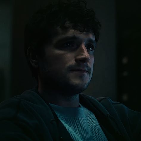 josh hutcherson as michael afton in the new five nights at freddy’s trailer Fnaf Mike Schmidt, Five Nights At Freddy's Movie, Freddy Movie, Sean Anderson, Mike Smith, Mike Schmidt, Peeta Mellark, Michael Smith, Fnaf Movie