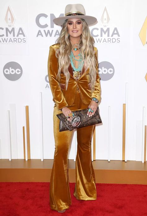 Country Awards Outfit, Lainey Wilson Hair Color, Laney Wilson Hair, Lainey Wilson Inspired Hat, Lainey Wilson Costume, Lainey Wilson Halloween Costume, Lainey Wilson Inspired Outfits, Lainey Wilson Hats, Cma Awards Outfit