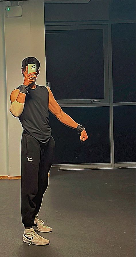 Gmy Idea Photo, Gym Bro Outfit, Gym Poses Selfies Men, Aesthetic Gym Poses, Gym Mirror Selfie Men, Gym Poses For Men, Gym Pics Men, Gym Pictures Ideas, Total Body Workout Plan