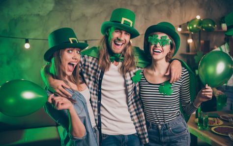 Le 17 mars, c’est la Saint Patrick. Si cette fête irlandaise est à l’origine religieuse, aujourd’hui elle s’articule surtout autour du folklore et de la bière. Zoom sur son histoire et ses traditions. Anniversary Traditions, Fete Saint Patrick, National Best Friend Day, Irish Festival, St Patrick's Day Decorations, Killarney, Guy Friends, European Culture, Three Friends